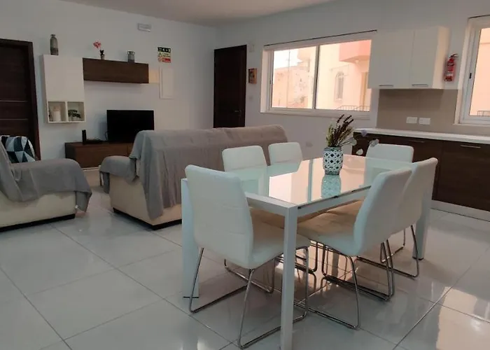 Lorenza Letting Maisonette بيت للعطل