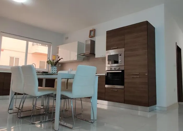 Lorenza Letting Maisonette بيت للعطل