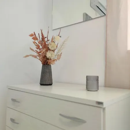 Lorenza Letting Maisonette 別荘